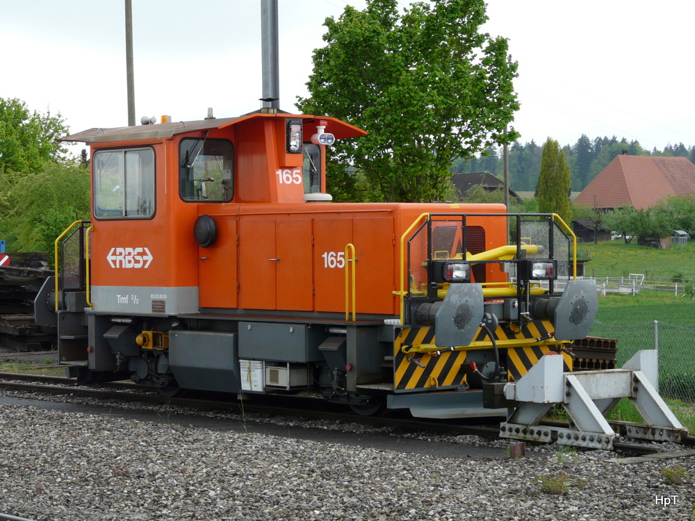 RBS - Tmf 2/2 165 im Bahnhofsareal in Büren zum Hof am 01.05.2014