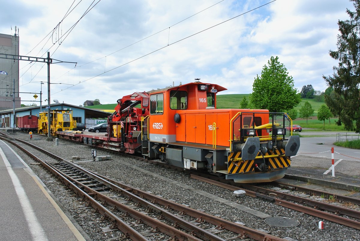 RBS Tmf 2/2 Nr. 165 steht mit div. Dienst- und Bauwagen in Lohn-Lterkofen abgestellt, 15.05.2016.