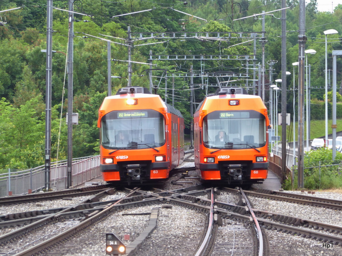 RBS - Triebwagen Be 4/12  63 und Be 4/12 68 bei einer Zugskreuzung in Worblaufen am 21.06.2016