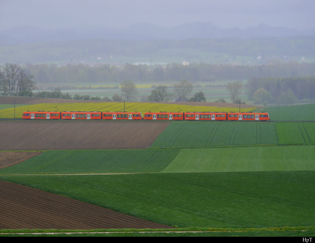 RBS - Triebwagen RABe 4.12 .. + RABe 4.12 .. unterwegs bei Büren zum Hof für nach Bern am 27.04.2019