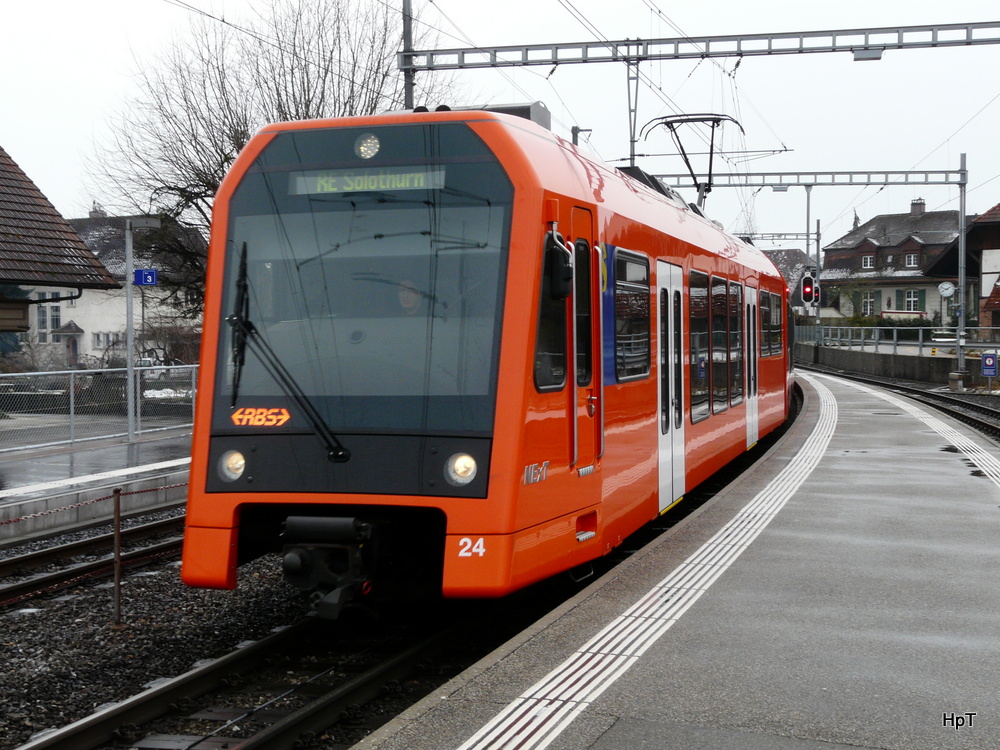 RBS - Triebwagen RABe 4/12 24 bei der einfahrt im Bahnhof Jegenstorf am 02.02.2014