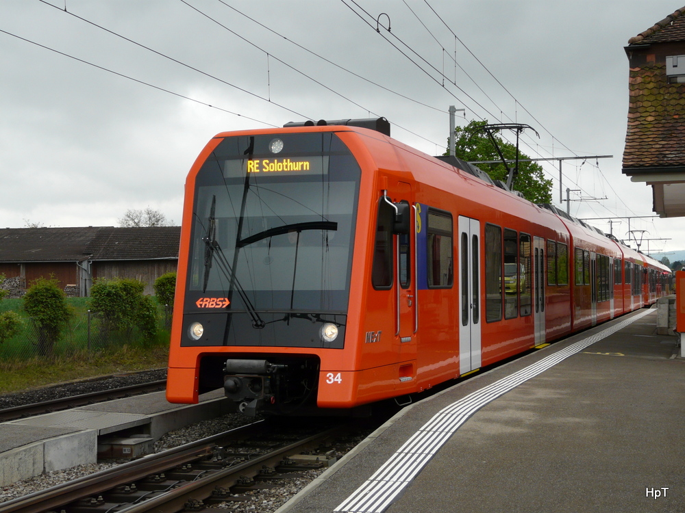 RBS - Triebwagen RABe 4/12 34 und RABe 4/12 28 im Bahnhof Büren zum Hof am 01.05.2014