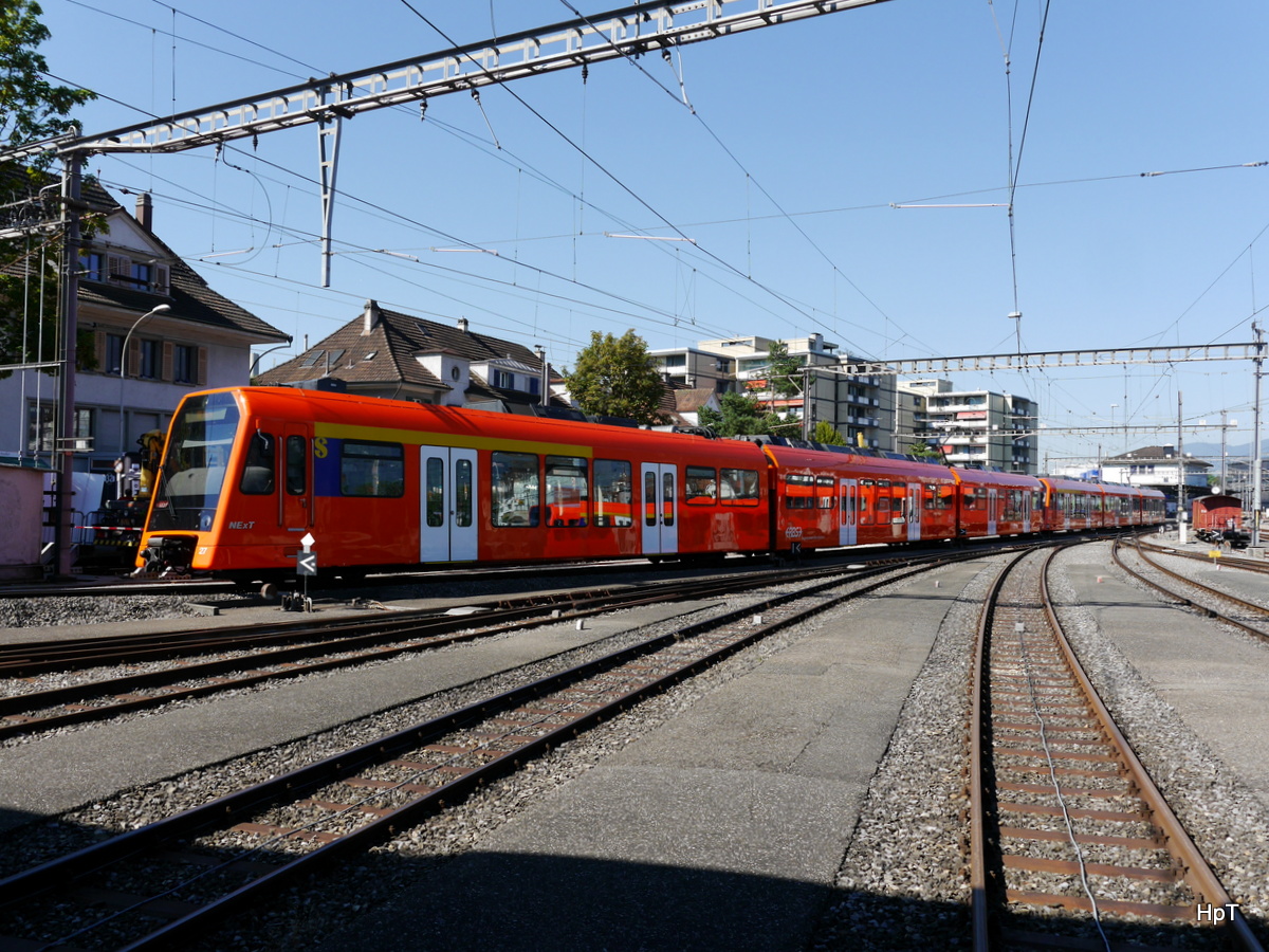 RBS - Triebwagen RABe 4/12 37 + RABe 4/12  beim der ausfahrt aus dem RBS Bahnhof in Solothurn am 27.08.2016 ... Standort das Fotografen im RBS Depot anlässlich der 100 Jahr Feier