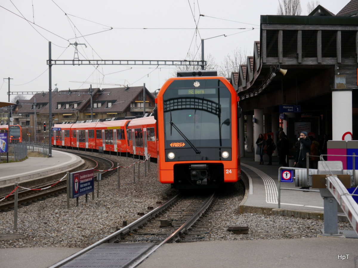 RBS - Triebzüge RABe 4/12  24 und RABe 4.12 28 bei der durchfahrt im Schönbühl als RE nach Bern am 26.03.2018