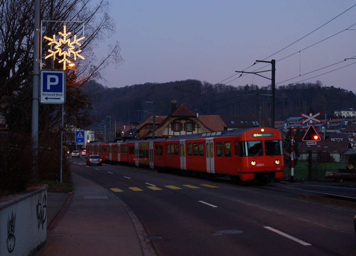 RBS:  Weihnächtliche Abendstimmung  S7 nach Bern mit Doppeltraktion Be 4/12 MANDARINLI bei Boll Utzigen am 14. Dezember 2015.
Foto: Walter Ruetsch 