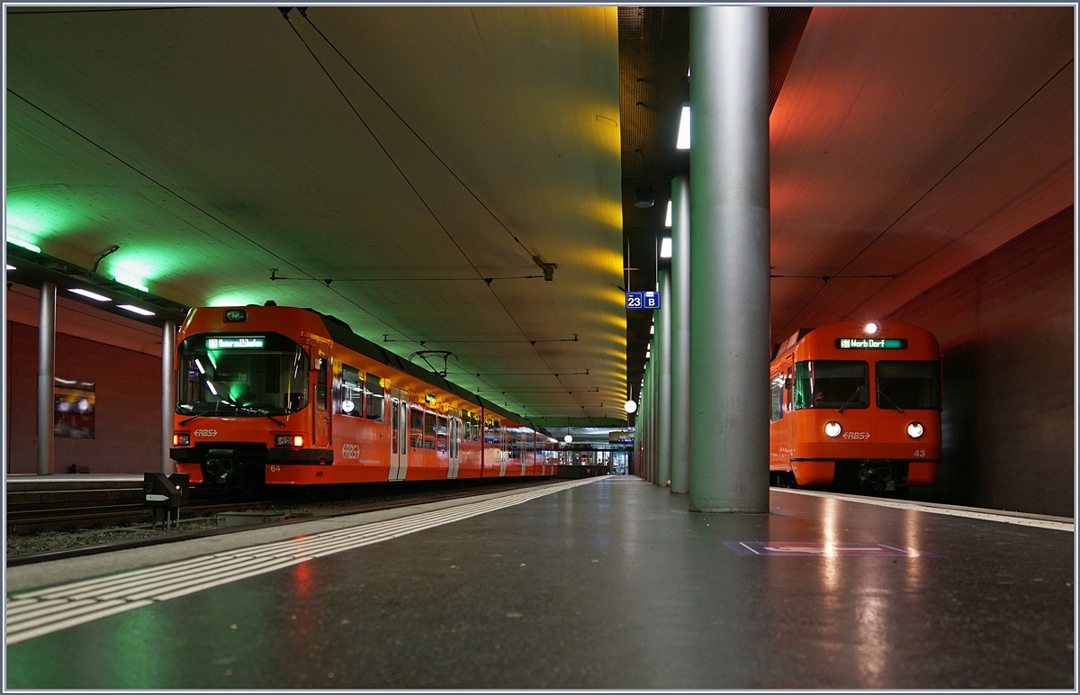RBS Züge: Links im Bild wartet der Be 4/12  Seconda  N° 64 auf die Abfahrt nach Unterzollikofen und rechts im Bild steht der Be 4/12  Mandarinli  N° 43 als S 7 nach Worb Dorf im zwischenzeitlich viel zu kleinen RBS Bahnhof von Bern.
21. Okt. 2017