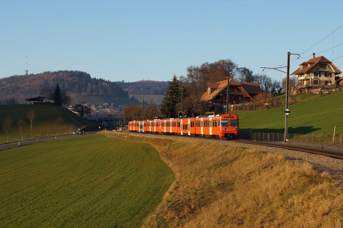RBS:  Zug in der Landschaft  Doppeltraktion Be 4/12 MANDARINLI der S7 auf der Fahrt nach Worb Dorf bei Vechigen am 14. Dezember 2015.
Foto: Walter Ruetsch
