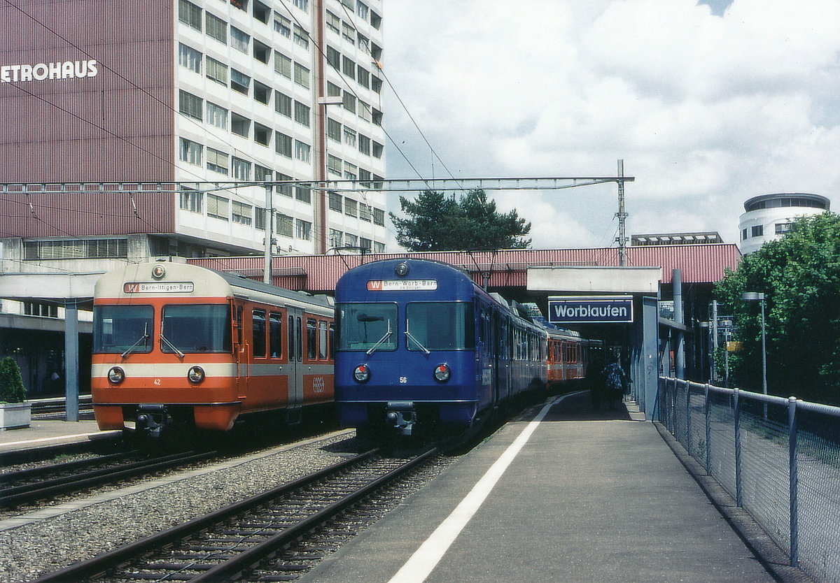 RBS: Zugskreuzung mit den Be 4/8 Nr. 42 und Nr. 56  MANDARINLI  in Worblaufen im April 1999.
Foto: Walter Ruetsch