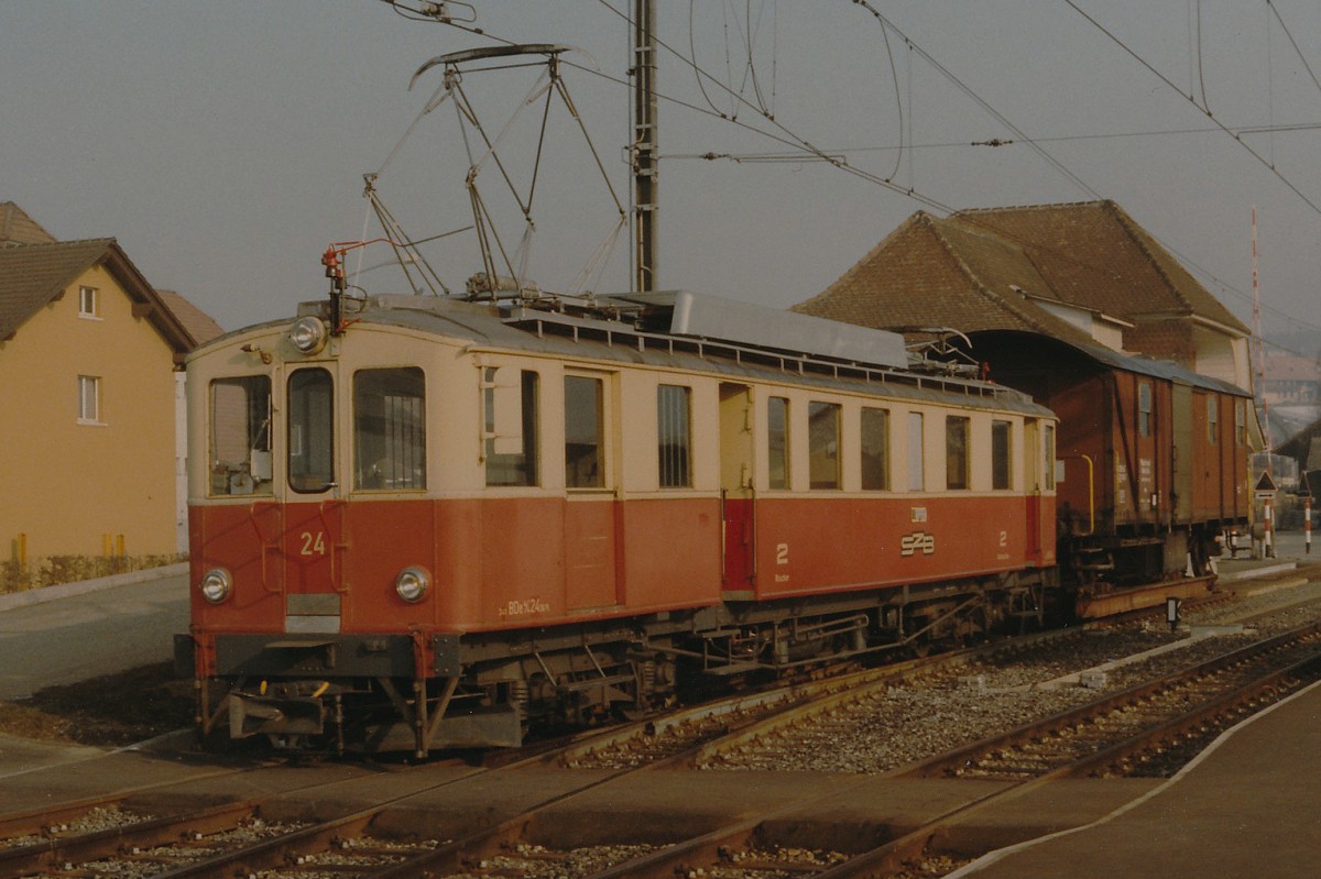 RBS/SZB: Dienstzug der besonderen Art mit dem BDe 4/4 24 (1916/1956) an der Morgensonne in Lohn Lohn-Lüterkofen im März 1986 . In den Jahren 1990/1991 wurde dieses Fahrzeug in der Werkstatt Solothurn zum HISTORISCHEN CFe 4/4 11  HOSCHTETSCHNÄGG  umgebaut.
Foto: Walter Ruetsch