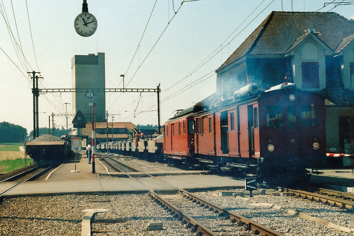 RBS/SZB Regionalverkehr Bern-Solothurn:
Am 23. Juli 1988 strapazierten in Lohn-Lüterkofen die Abgase des Gem 4/4 122 die Abgasnormen stark.
Foto: Walter Ruetsch
