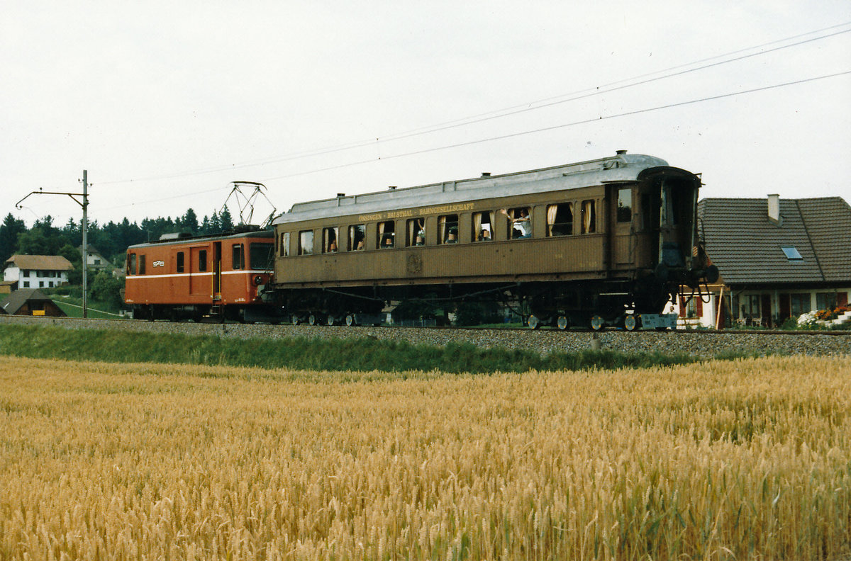 RBS/SZB Regionalverkehr Bern-Solothurn:
Erster Rollbockzug der damaligen SZB mit dem De 4/4 103 und einem Speisewagen der OeBB auf vier Rollböcken. Diese einmalige Aufnahme ist im August 1986 im Limpachtal entstanden. Inzwischen befindet sich der Speisewagen nicht mehr in der Schweiz. Er hat am 11. Dezember 2017 nach einem Aufenthalt von vielen Jahren das Bahnmuseum Kerzers in Richtung Tschechien verlassen. Ohne die beiden Retter Rolf und Roger Wymann wäre der spezielle Speisewagen längst verschrottet worden wie der De 4/4 103. 
Foto: Walter Ruetsch
