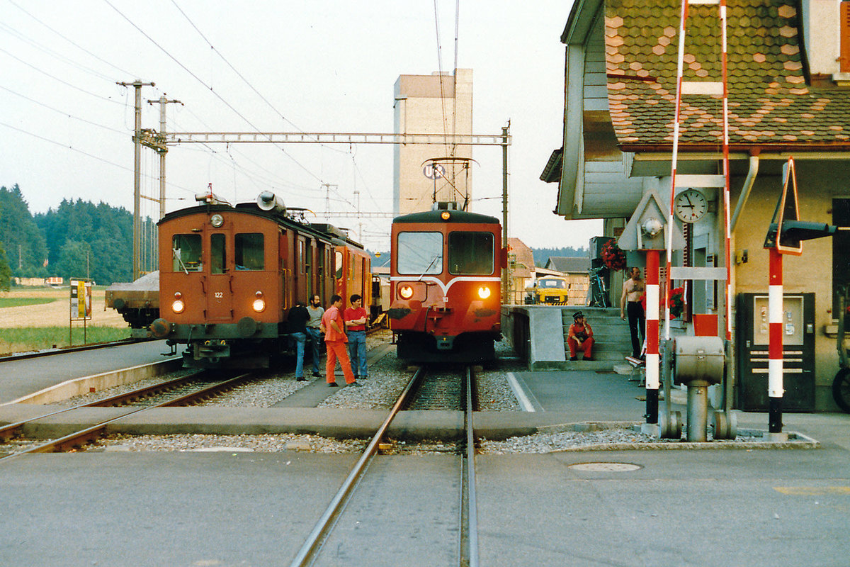 RBS/SZB Regionalverkehr Bern-Solothurn:
Grosser Bahnhof Lohn-Lüterkofen.
De 4/4 103, De 4/4 102 und Gem 4/4 122 vereint am 23. Juli 1988.
Foto: Walter Ruetsch

