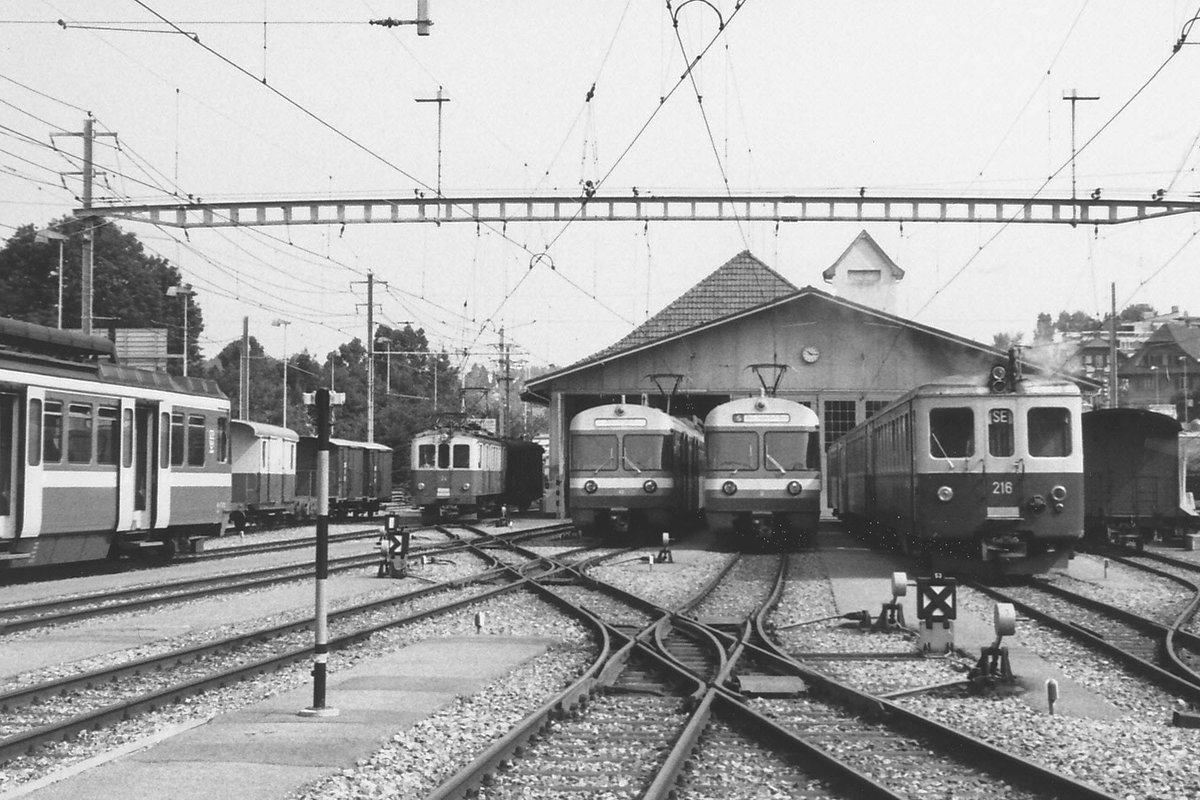 RBS/SZB: Regionalverkehr Bern-Solothurn:
Nicht gestellte Fahrzeugparade vor dem Depot Worblaufen am 10. Juni 1982.
Foto: Walter Ruetsch