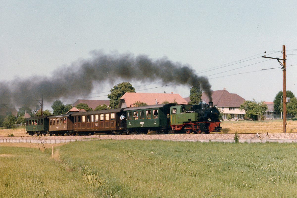 RBS/SZB: Regionalverkehr Bern-Solothurn:
Öffentliche Dampffahrt mit der G 2/2 101, ehemals MEG, bei Grafenried im Juli 1984.
Foto: Walter Ruetsch
