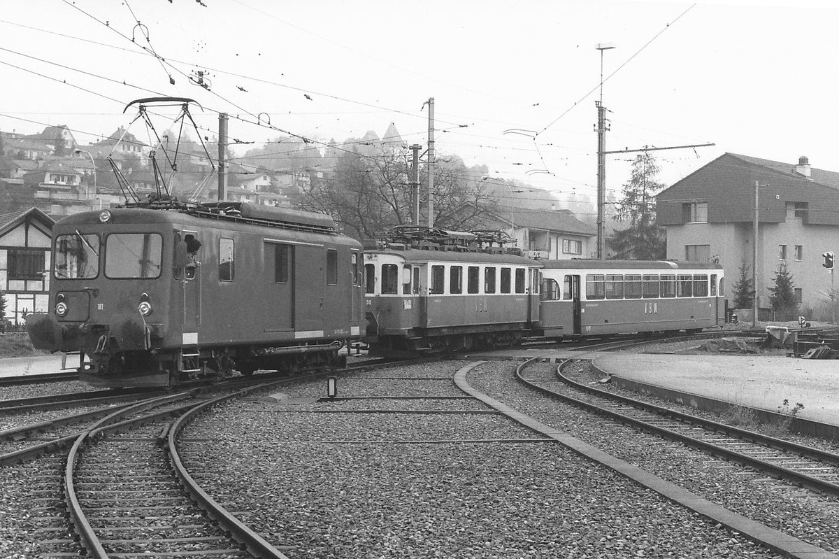 RBS/SZB:
100 JAHRE SOLOTHURN-BERN
Am 27. August 2016 feiert der RBS (ehemals SZB) sein Jahrhundertfest in Solothurn, Bern und Jegenstorf. Zu diesem erfreulichen Gross Anlass ein Rückblick auf die Gütertriebwagen und Güterlokomotiven die ab dem Jahre 1979 noch im täglichen Einsatz standen. Im Jahre 2003 wurde der Güterverkehr zwischen Solothurn und Fraubrunnen eingestellt.
Einmaliges Rangiermanöver des De 4/4 101 in Worb-Dorf mit dem VBW Be 4/4 30 und einem VBW B (ehemals Pforzheim) am 10. November 1987.
Der De 4/4 101 (1961) wurde 2011 ausrangiert und abgebrochen.
Foto: Walter Ruetsch 
 