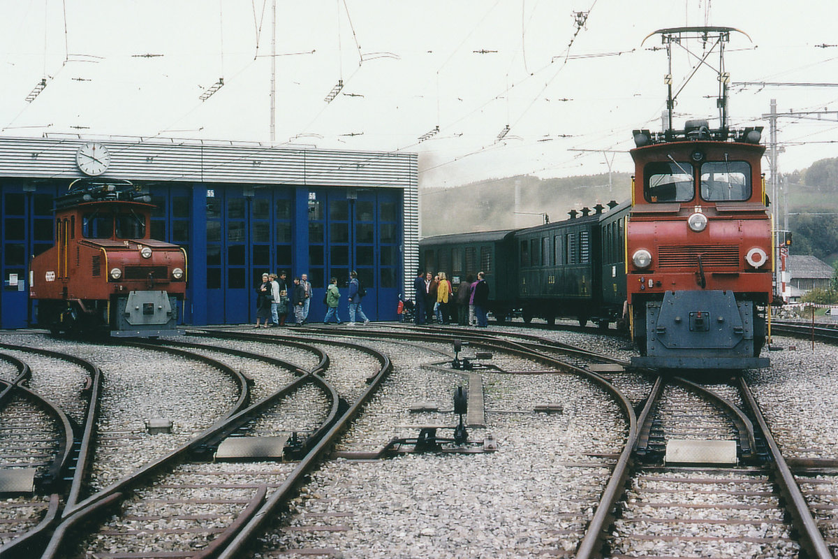 RBS/VBW: Tag der offenen Tür.
Anlässlich der letzten Extrafahrt mit den zweiachsigen Personenwagen kam es im Jahre 1998 vor dem RBS-Depot Worbboden zu einer seltenen Begegung der Ge 4/4 111 und Ge 4/4 112, ehemals Hagener Strassenbahn. Normalerweise sind die beiden Lokomotiven in den Depots Worbboden und Solothurn für Dienstfahrten stationiert. 
Foto: Walter Ruetsch 