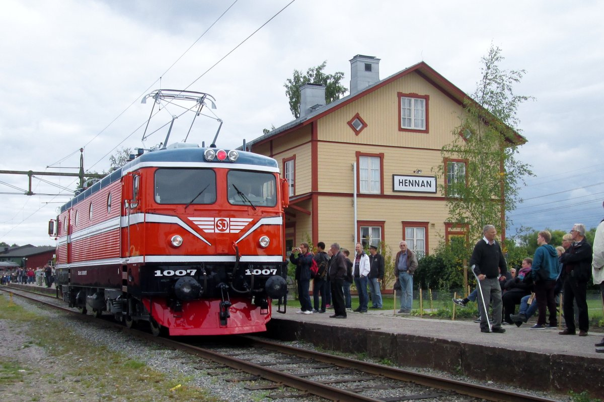 Rc 1007 steht am 12 September 2015 ins Eisenbahnmuseum von Gävle. Dieses -leider bis 2021 geschlosseners Eisenbahnmuseum- hat auch ein Bahnhof, das von Hennan, in deren Kollektion bekommen.
