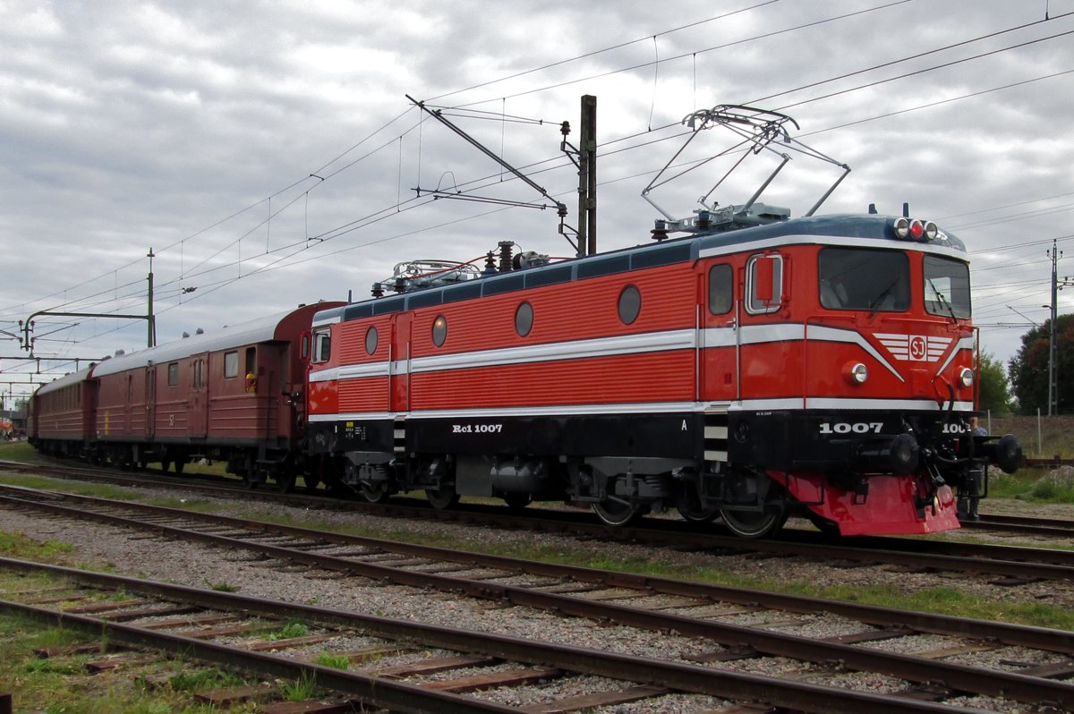 Rc 1007 verlässt mit ein Sonderzug das Eisenbahnmuseum von Gävle am 12 September 2015.