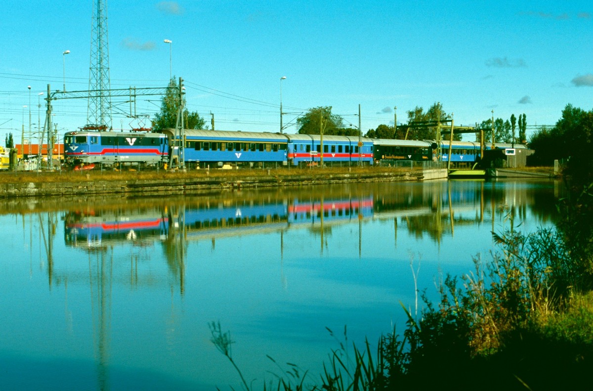Rc3 1065 mit IC 181 (Stockholm - Göteborg) in Töreboda 12.09.2002.