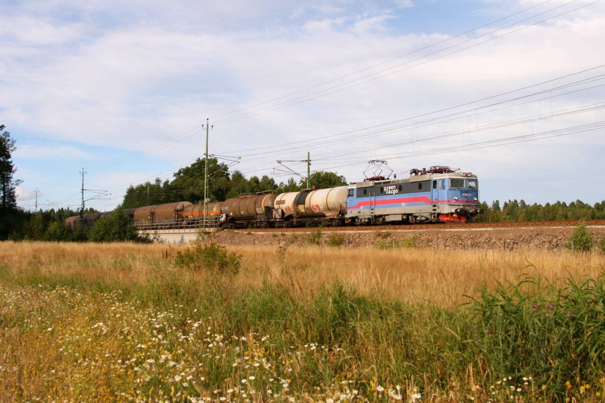 Rc4 1167 mit einem Güterzug Richtung Göteborg am 31.08.2012 bei Öxnered.