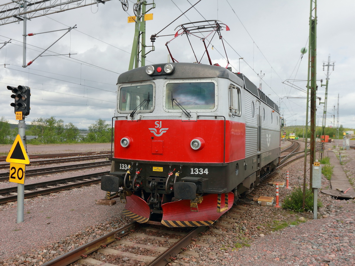 Rc4 1334 rangiert am 24. Juni 2016 im (kopf)Bahnhof Kiruna zur Weiterfahrt nach Narvik in Norwegen.