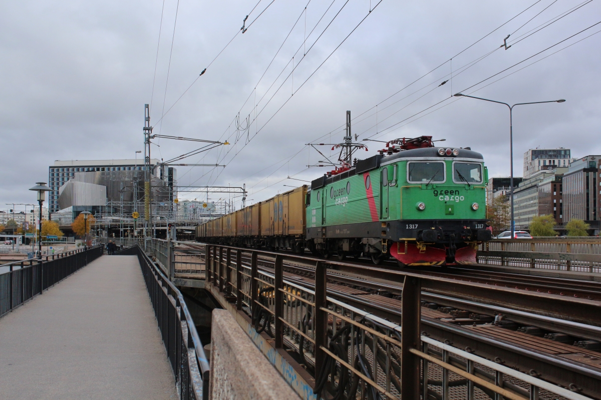 Rc4 Nr. 1317 zieht am 13.10.2019 einen Postzug durch Stockholm in Richtung Süden.