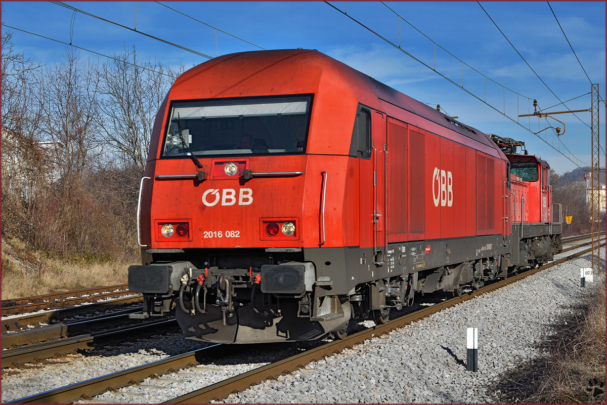 RCA 2016 082 zieht 1063 032 durch Maribor-Tabor Richtung Süden. /27.1.2016