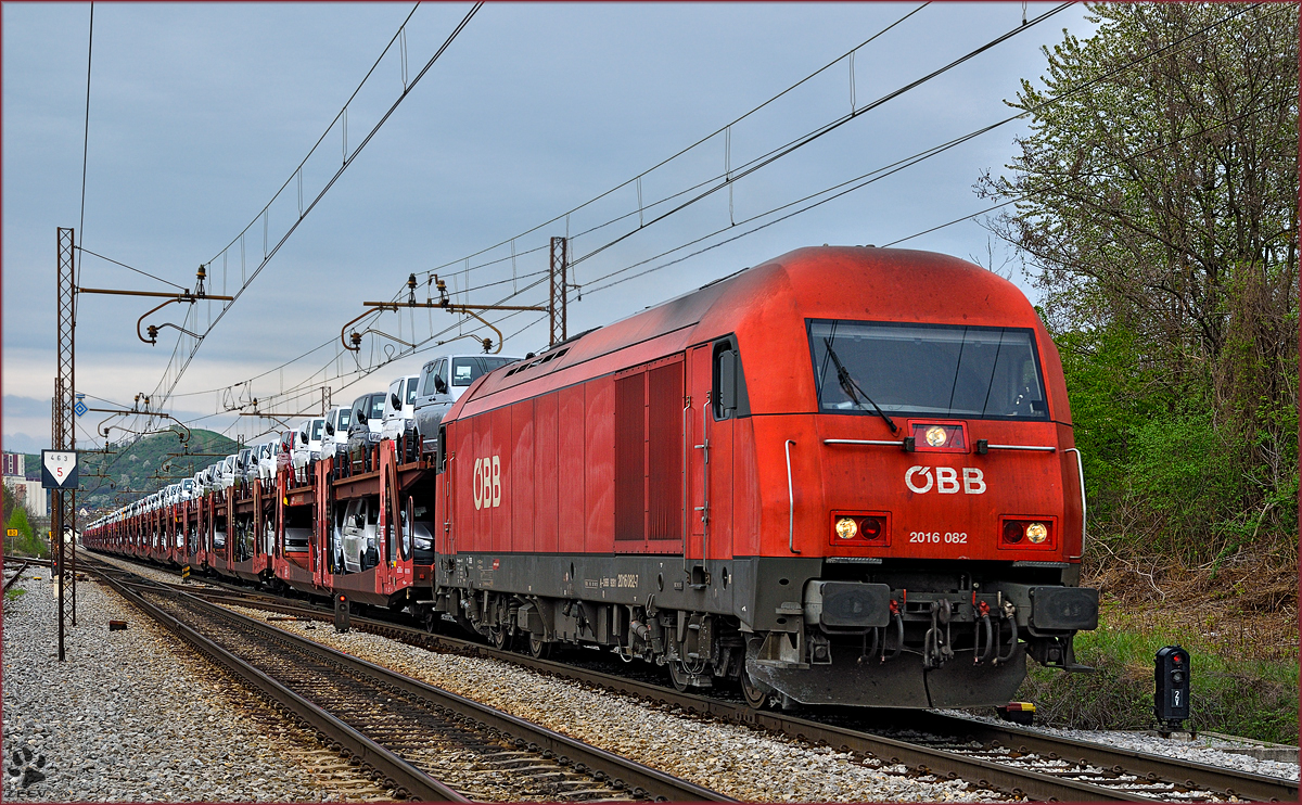RCA 2016 082 zieht Autozug durch Maribor-Tabor Richtung Koper Hafen. /9.4.2016