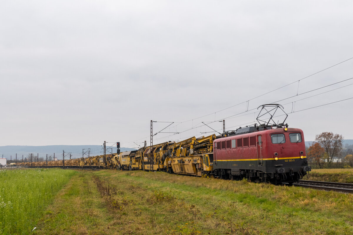 RCC 140 003 mit dem einem Umbauzug im Maintal nahe Retzbach-Zellingen. 21.11.2021