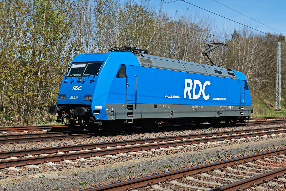 RDC 101 031-3 durchfährt am 28. April 2026 bei Diedersdorf den südlichen Berliner. 
