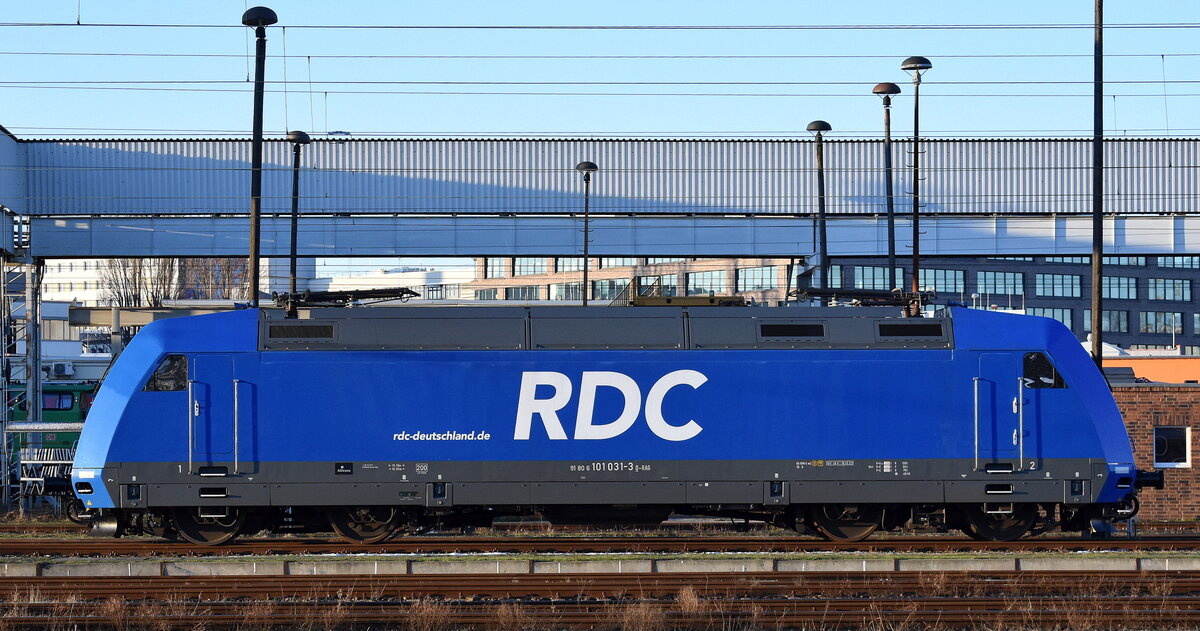 RDC Asset GmbH, Hamburg  mit ihrer  101 031-3  (NVR:  91 80 6101 031-3 D-RAG ) im Moment für die SJ (Schwedische Staatsbahn) und den EuroNight nach Stockholm im Einsatz am 08.01.24 abgestellt Betriebsgelände Bahnhof Berlin Lichtenberg.