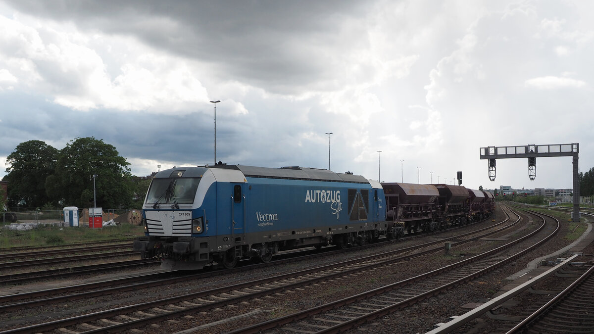 RDC-Autozug 247 909 kommt mit ein paar Schotterwagen Richtung Neukölln den Berliner Innenring entlang gefahren, aufgenommen vom Bahnhof Tempelhof.

Berlin, der 23.05.2026