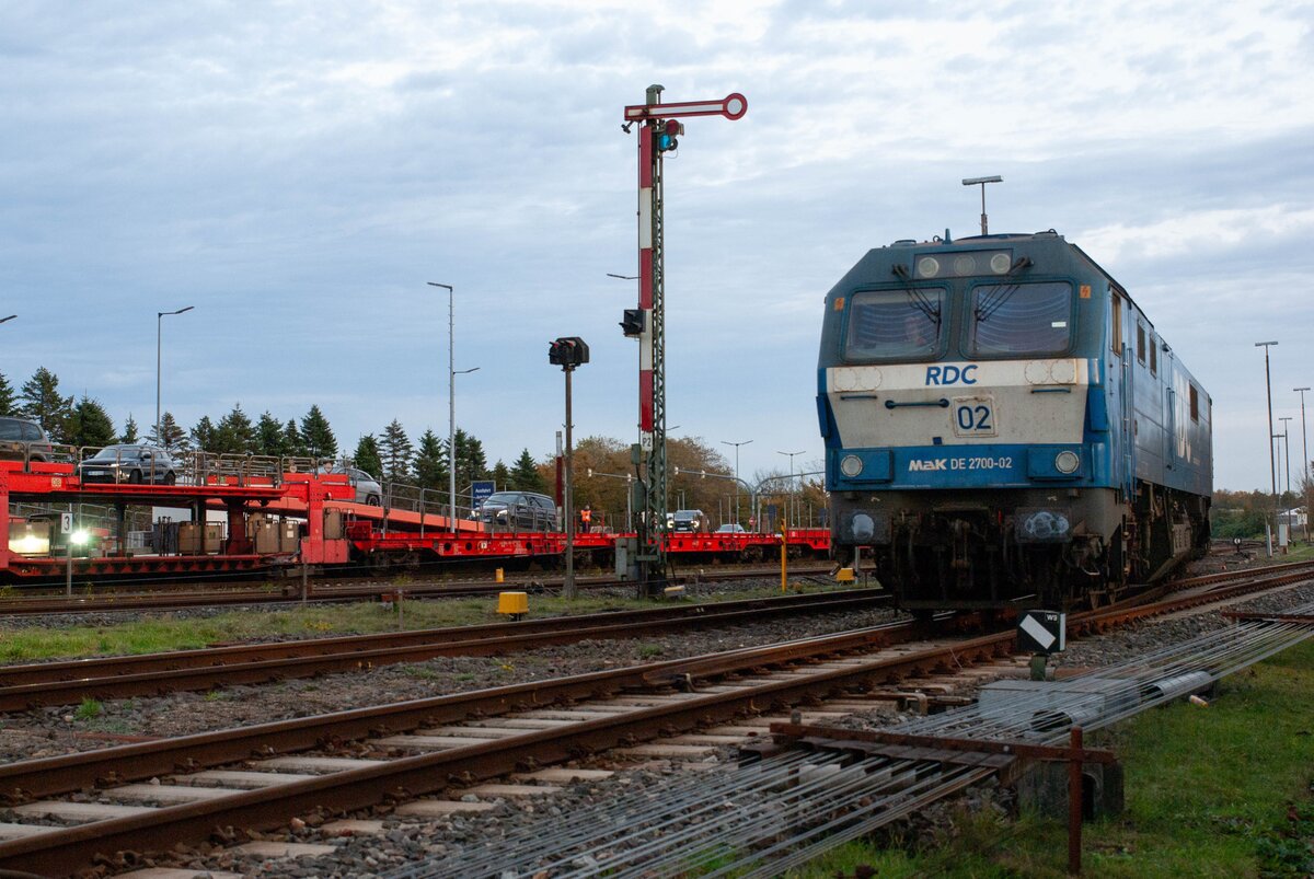 RDC-Lok vom  Blauen Autozug Sylt  rangiert im Bahnhof Niebüll, 31.10.2025