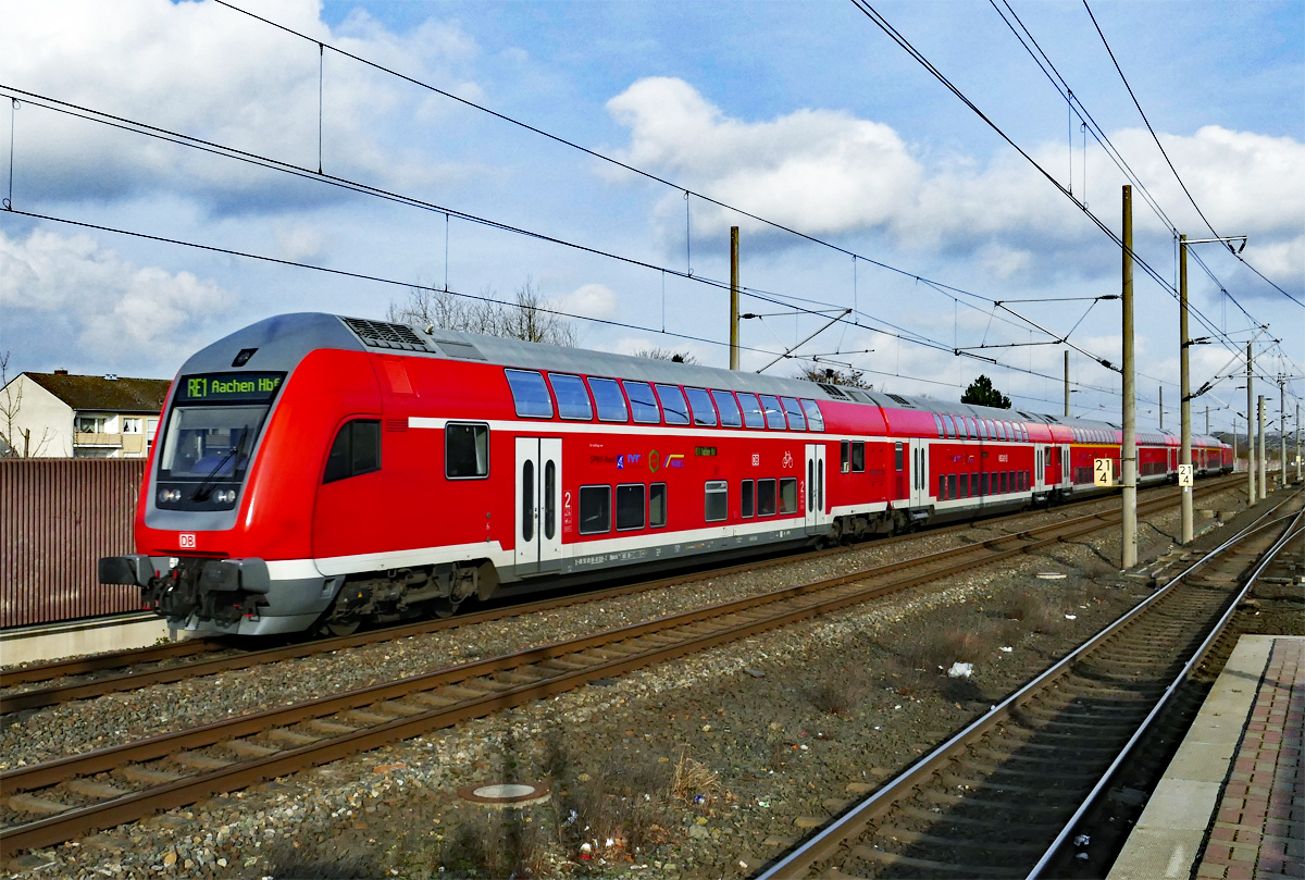 RE 1 mit Dosto-Steuerwagen in Front nach Aachen durch Kerpen-Sindorf - 30.01.2018