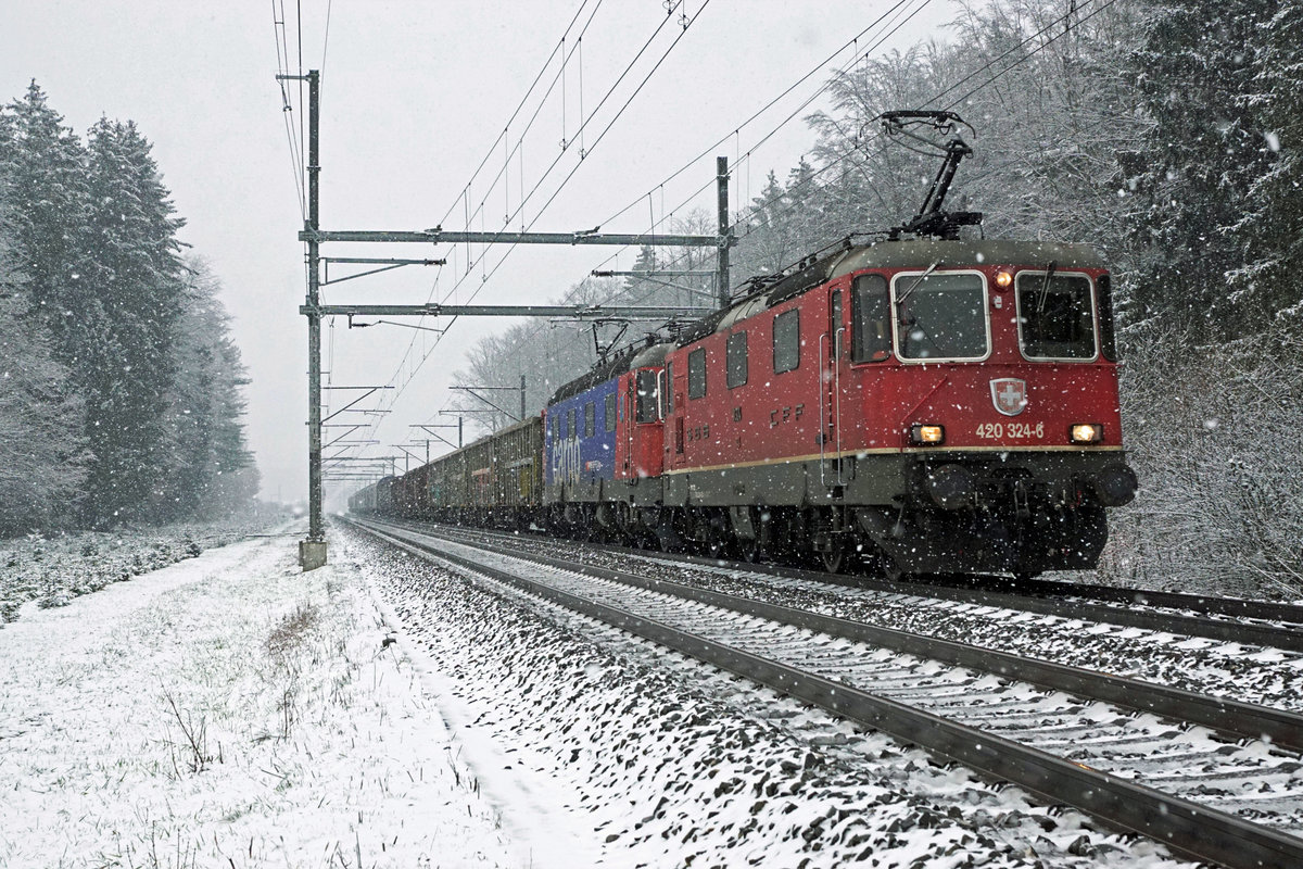 Re 10 bestehend aus der Re 420 324-6 und der Re 620 660  Tavannes  am 10. Februar 2021  bei Deitingen unterwegs nach Gerlafingen zum Stahlwerk.
Foto: Walter Ruetsch