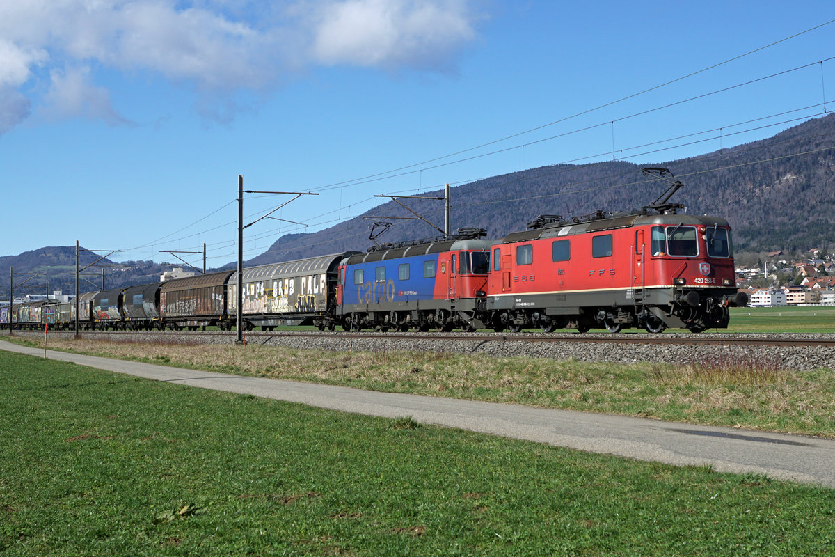 Re 10 bestehend aus der Re 420 263-6 und der Re 620 081  Immensee  bei Selzach am 12. März 2021.
Foto: Walter Ruetsch