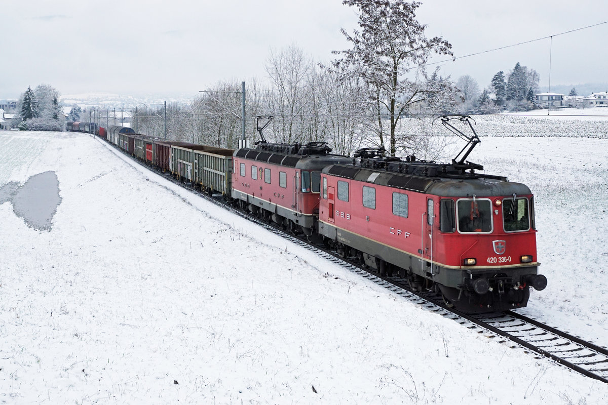 Re 10 zum Stahlwerk Gerlafingen mit Re 420 336-0 + Re 620 670  AFFOLTERN AM ALBIS  bei Biberist am 9. Februar 2021.
Foto: Walter Ruetsch