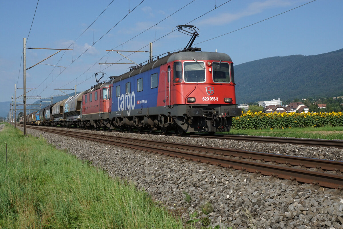 Re 10 zwischen Bettlach und Selzach in Richtung Solothurn unterwegs.
An der Spitze dieses Zuges läuft die Re 620 065-3  Ziegelbrücke .
Foto: Walter Ruetsch