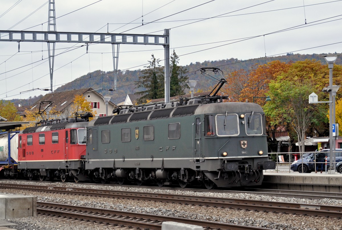 Re 10/10 11663 und 11348 durchfahren den Bahnhof Sissach. Die Aufnahme stammt vom 23.10.2015.