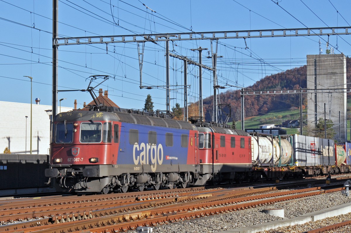 Re 10/10 620 087-7 und die Re 4/4 II 11332 durchfahren den Bahnhof Sissach. Die Aufnahme stammt vom 05.11.2015.