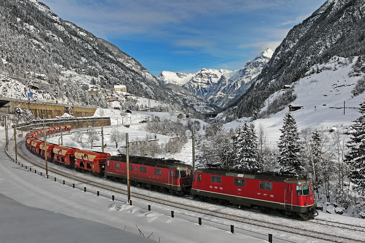 Re 10/10 bestehend aus der Re 4/4 II 11183 und der Re 6/6 11643 Laufen,fahren mit einem Holcim Sandzug den Gotthard hinauf.Bild wassen 3.2.2015