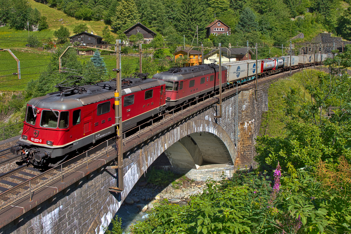 Re 10/10 bestehend aus der Re 4/4 II 420 322-9 und der Re 6/6  Bassersdorf  fahren mit einem KLV Zug über die obere Wattingerbrücke.Bild vom 19.7.2016