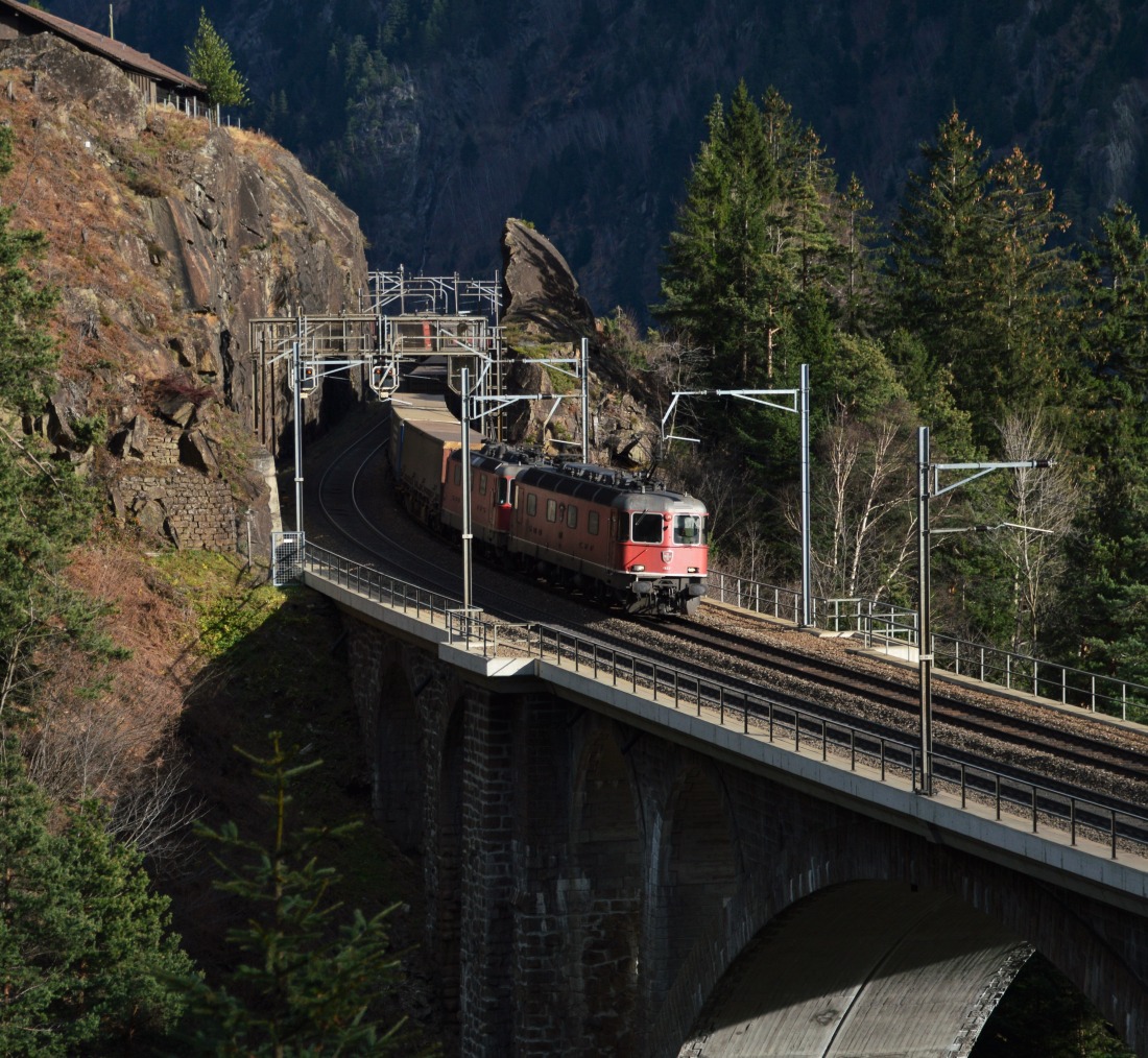 Re 10/10 mit 11621 bei Wassen mittl. Meienreussbrücke.
30.  November 2014