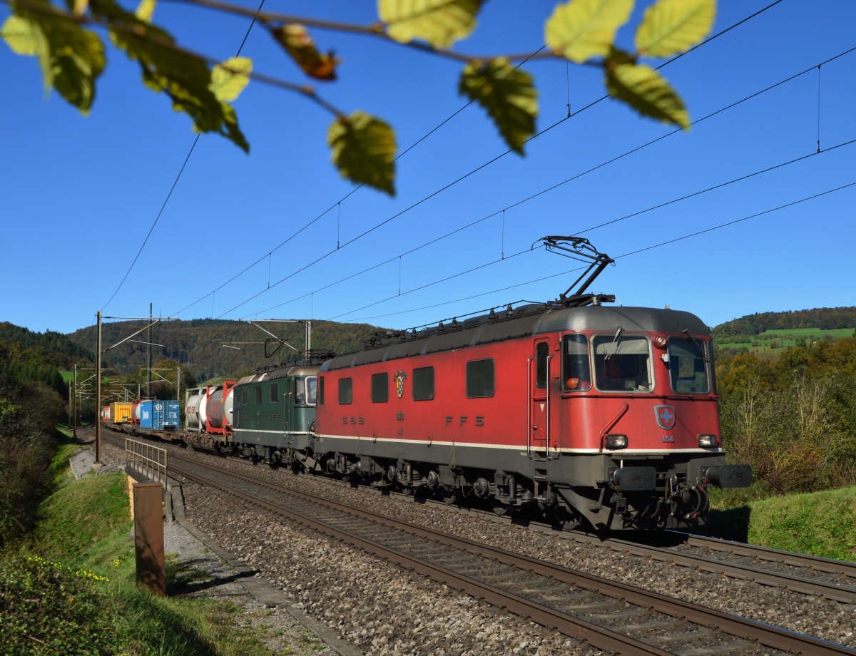 Re 10/10 mit 11670+11330 bei Hornussen Richtung Brugg