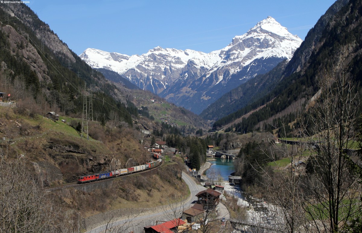 Re 10/10 mit einem KLV Zug bei Waasen 9.4.15