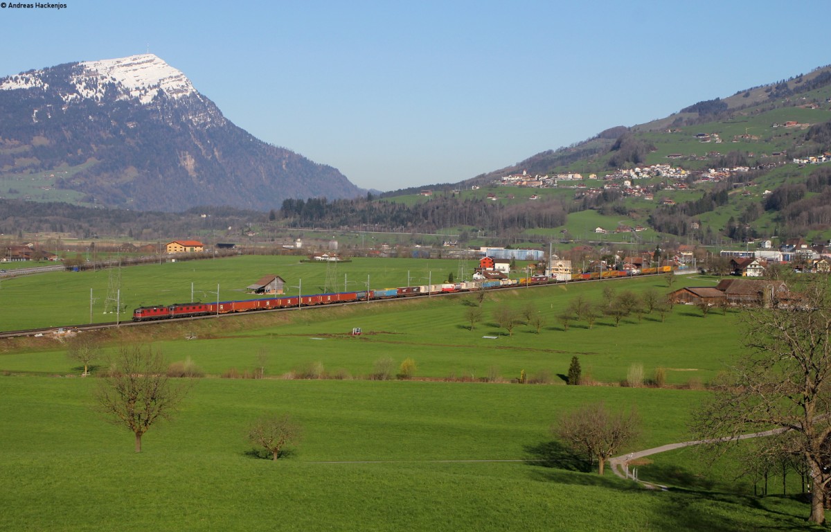 Re 10/10 mit einem KV Zug bei Steinen 9.4.15
