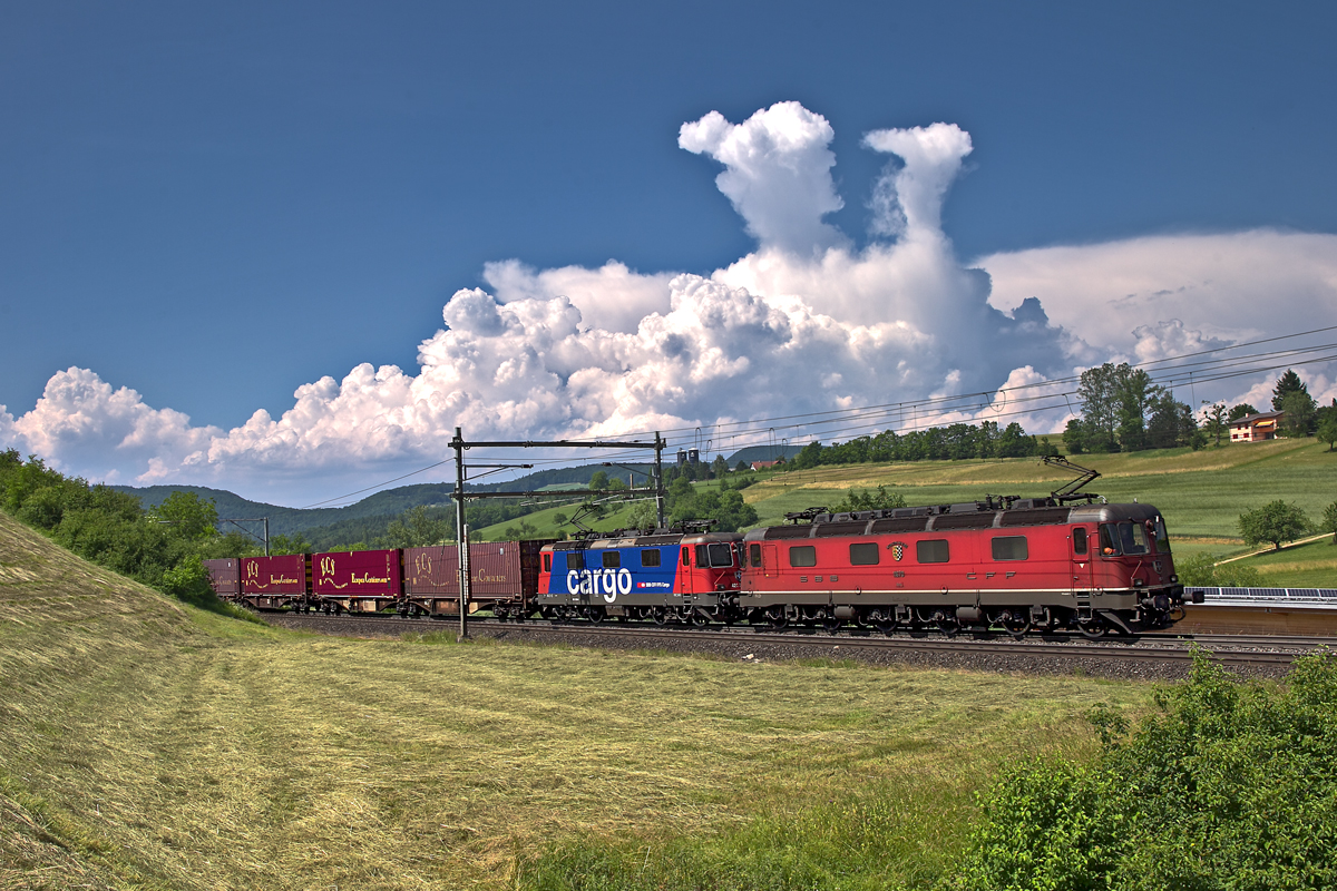 Re 10/10 mit einem UKV Zug in Zeihen.Bild Juni 2015