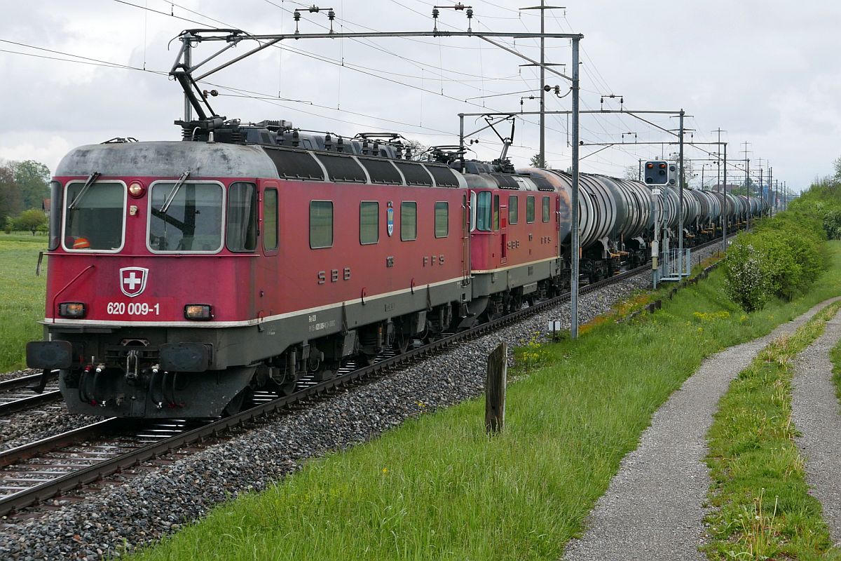 Re 10/10 mit der führenden Re 620 009-1 'UZWIL' ziehen am 03.05.2019 bei Engishofen einen Kesselwagenzug aus Richtung Romanshorn kommend Richtung Winterthur.