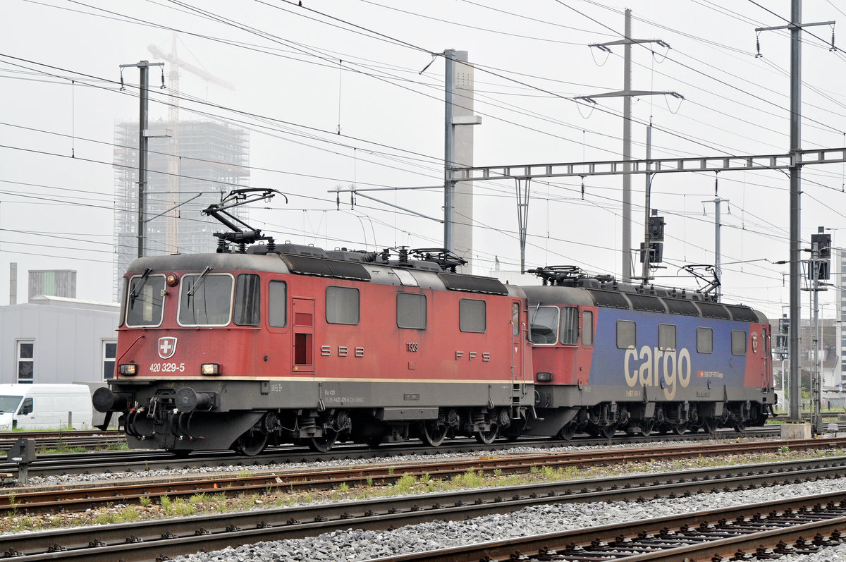 Re 10/10, mit den Loks 11329 und 620 086-9, durchfahren den Bahnhof Pratteln. Die Aufnahme stammt vom 28.10.2016.