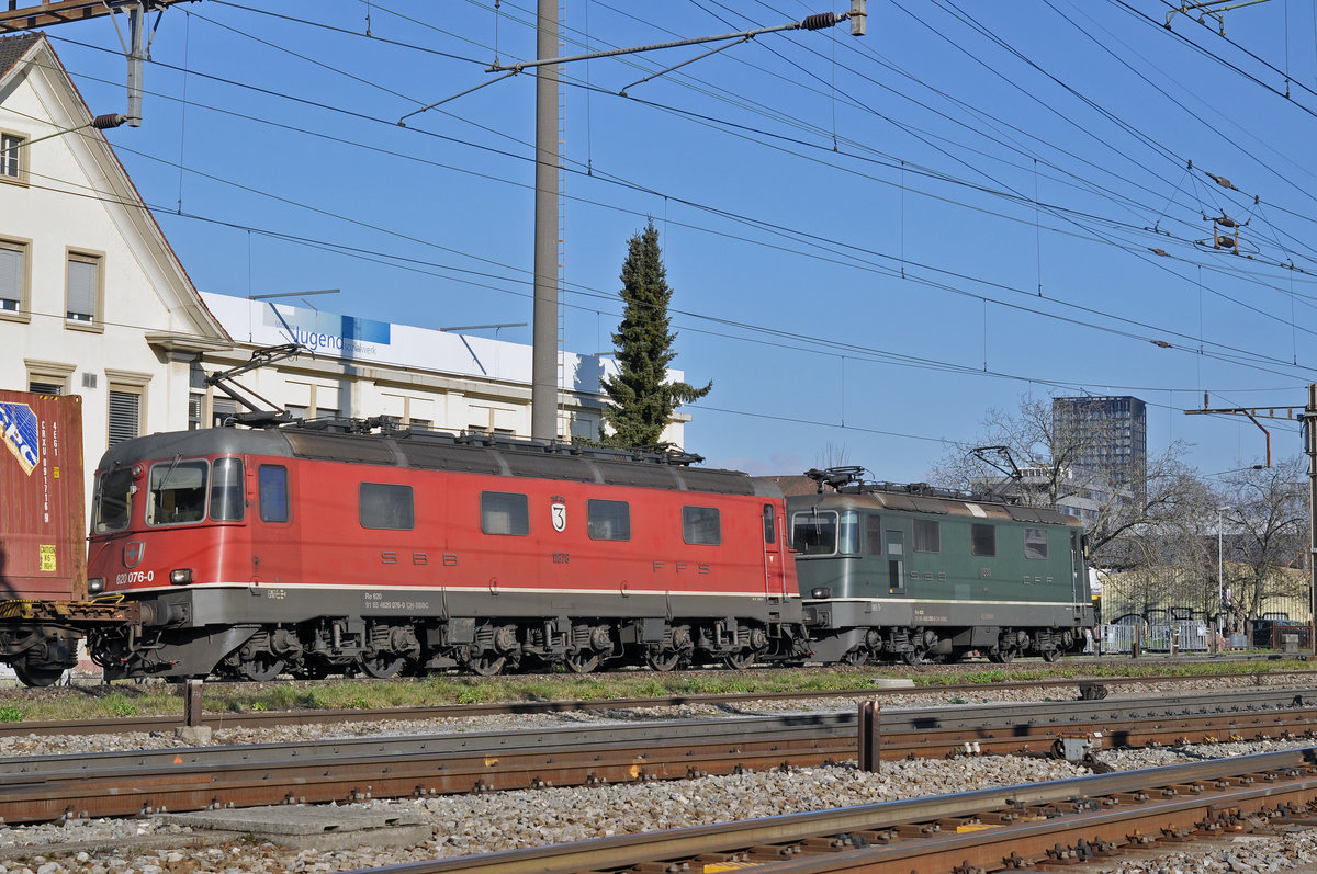 Re 10/10, mit den Loks 11330 und 11676, durchfahren den Bahnhof Pratteln. Die Aufnahme stammt vom 13.02.2018.